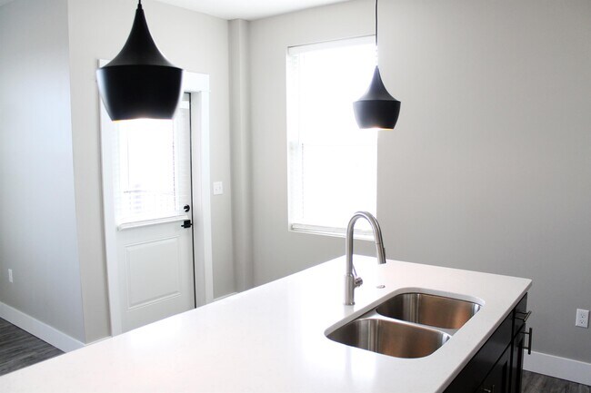 Building Photo - 711 Legacy Dr