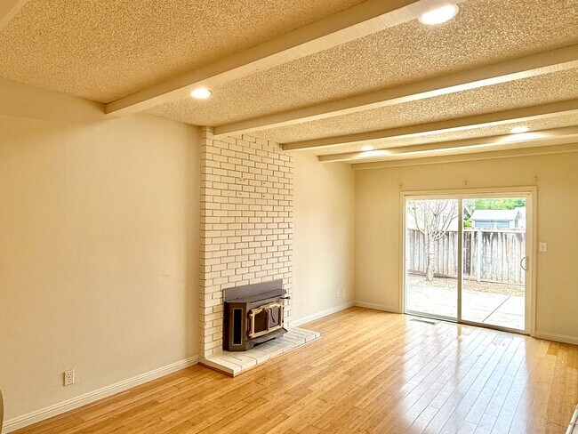 Foto del edificio - COMING SOON! $3,790 / 3 BR - 1528 S.F. VER...