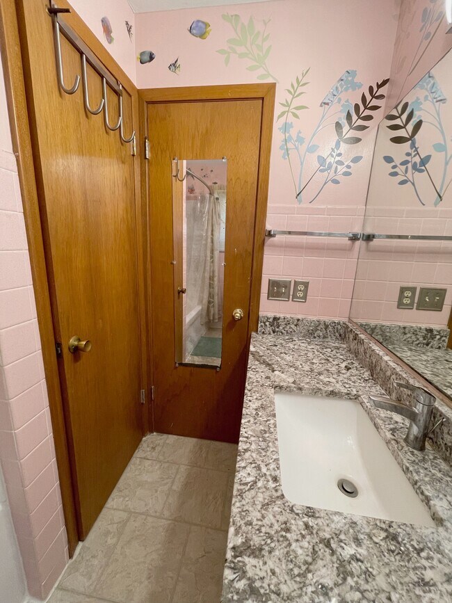 Building Photo - 541 N 57th St