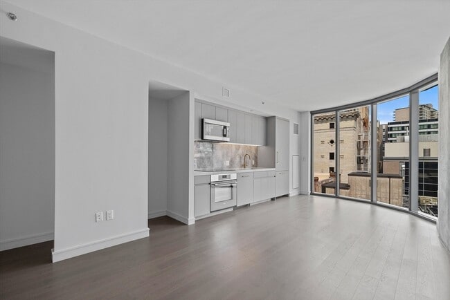 Building Photo - 55 Lagrange St
