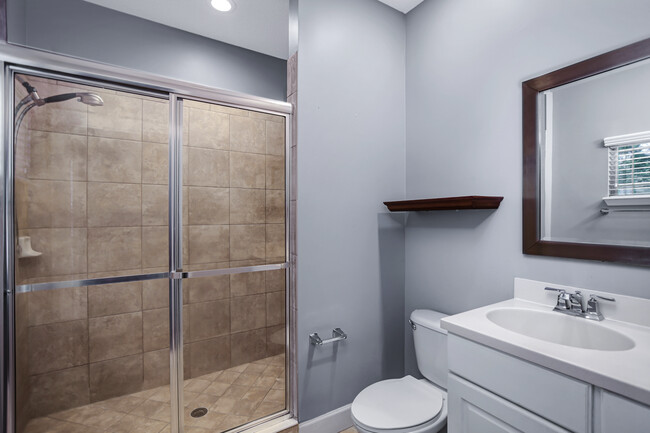 Primary ensuite - 3967 Oak St