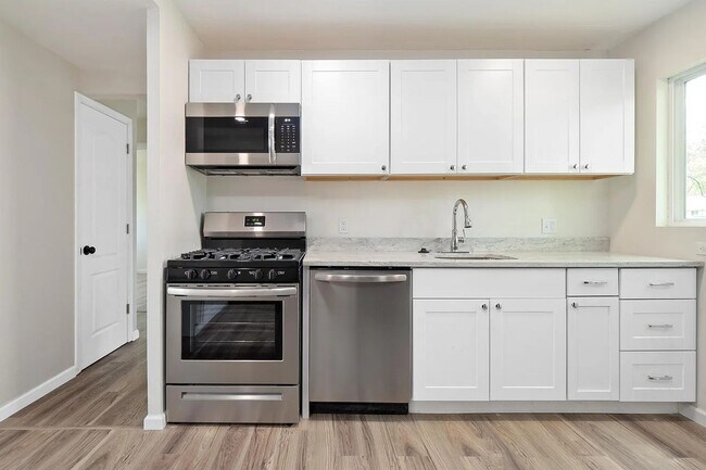 Building Photo - Updated 3 bedroom home in Florissant with garage