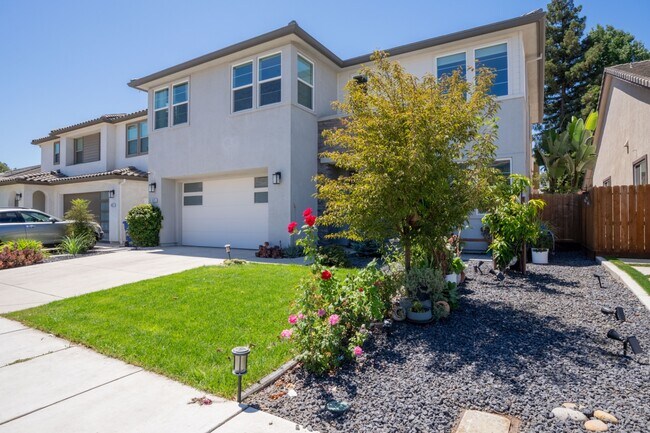 Building Photo - 3625 Blue Bird Dr