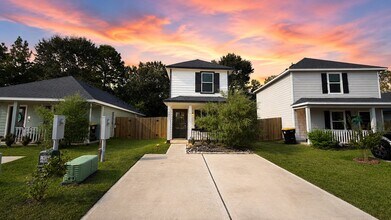 Building Photo - 16451 Jasmine Marie Pl