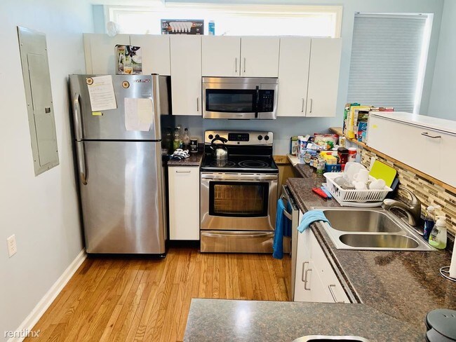 Building Photo - 3 br, 3.5 bath Condo - 916 N Broadway