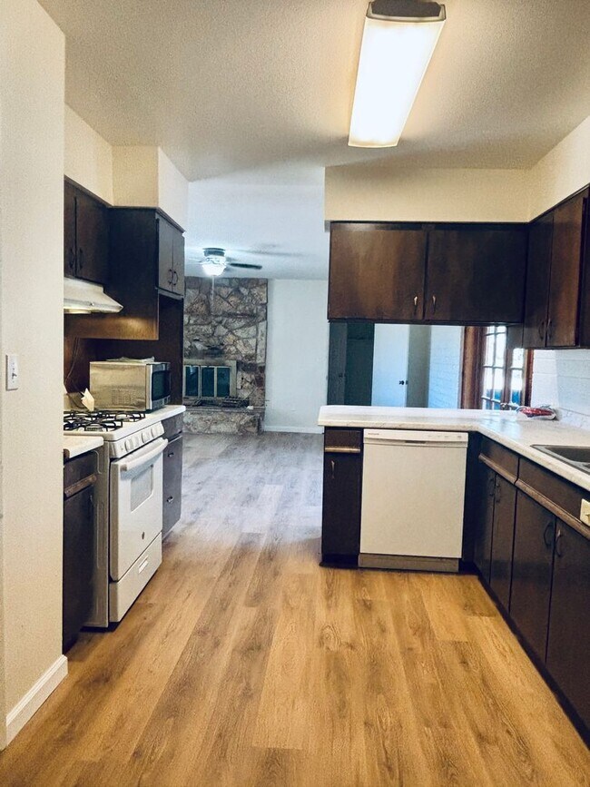 Foto del edificio - 903 Green Ln