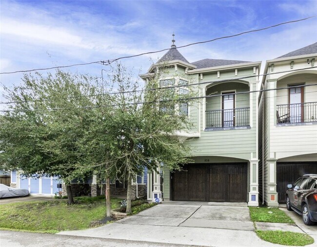 Building Photo - 816 Alexander St