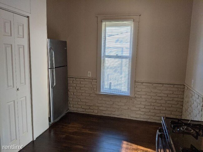Building Photo - 2322 Durand St