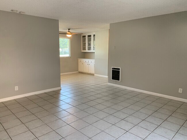 Building Photo - 2300 Vanderbilt Ln