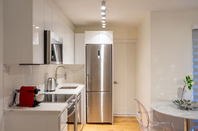 Building Photo - 1755 R. Saint-Denis