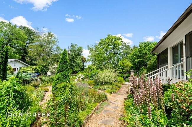 Foto del edificio - One-of-a-Kind House in North Asheville w/ ...
