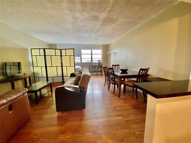 Building Photo - 801 Brickell Bay Dr