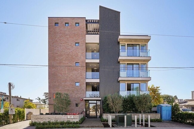 Building Photo - IM 21