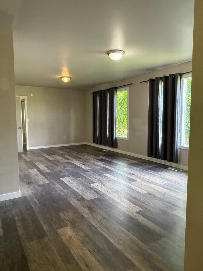 Building Photo - 3 Bedroom Home For Rent
