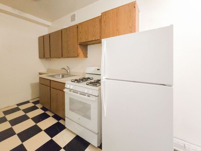 Building Photo - 540 W Briar Pl