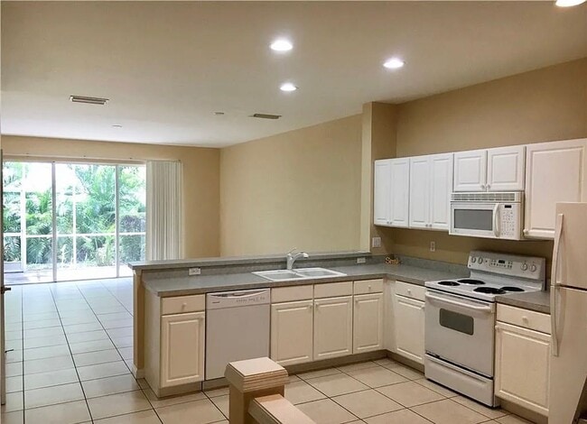 Building Photo - Coming Soon- 3 Bed 2.5 Bath Townhome!