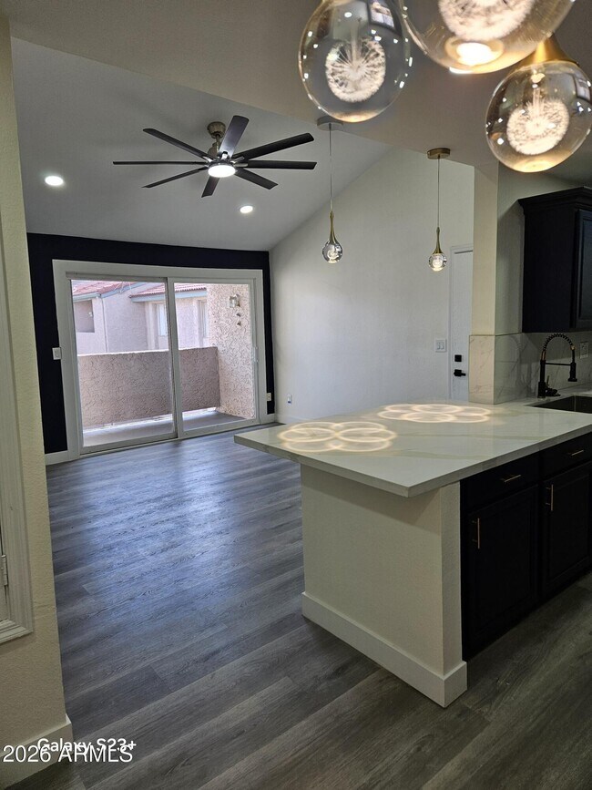 Foto del edificio - 623 W Guadalupe Rd