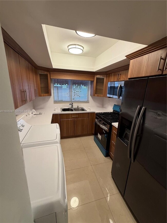 Building Photo - 7417 Twin Sabal Dr