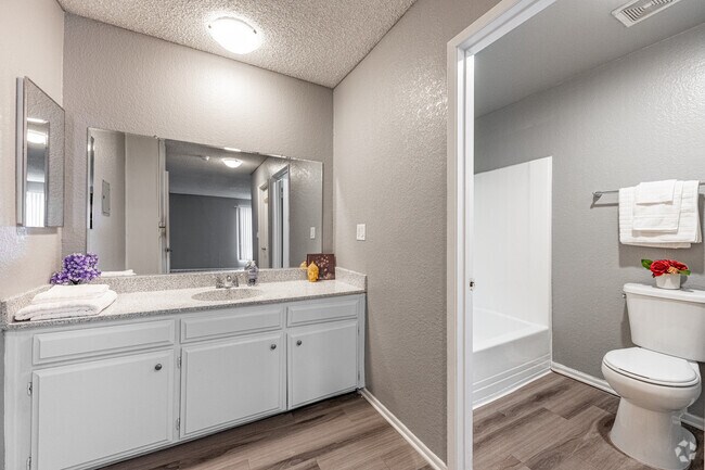 1BR, 1BA - 750SF - Bathroom - Rollingwood