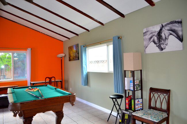 Foto del edificio - 8871 Belmont St