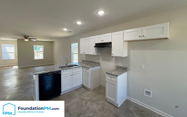 Building Photo - 2502 E Tyler Ave