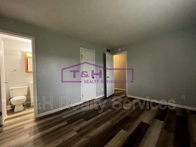 Building Photo - 5945 Parterra Dr