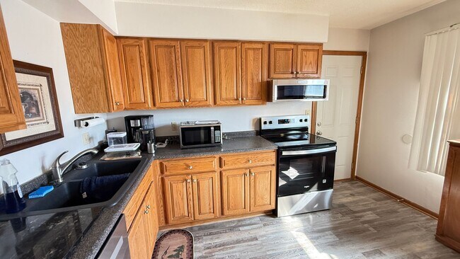 Foto del edificio - Updated two bedroom ranch duplex with part...