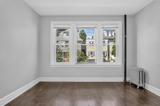 Building Photo - 86 W 45th St