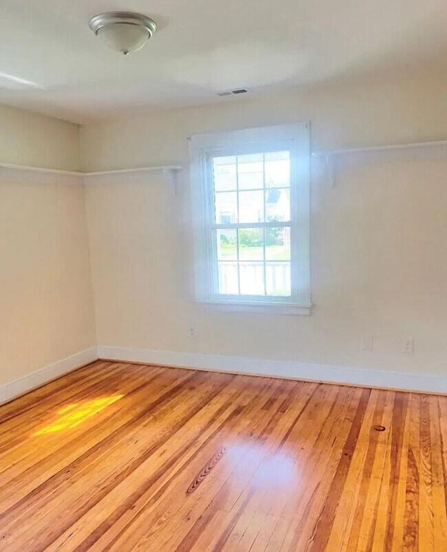 Foto del edificio - Super Cute 3 bed 2 bath Rancher with detached Garage and alley access.