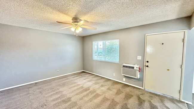 Building Photo - Darling Single Story Home with Spacious & ...