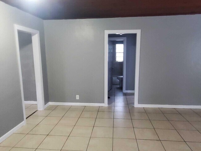 Foto del edificio - 1232 W 35th St