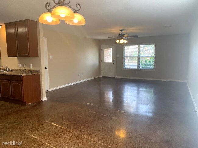 Foto del edificio - 3 br, 2 bath Townhome - 5209 Graceland Dr ...