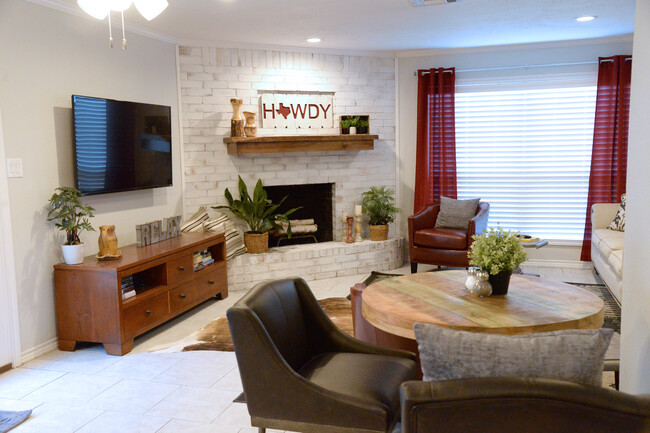 Living Room - 2210 Quail Hollow Dr