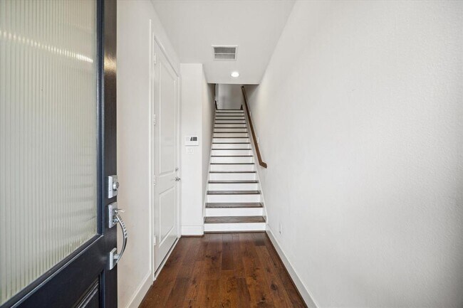 Building Photo - 604 Delano St