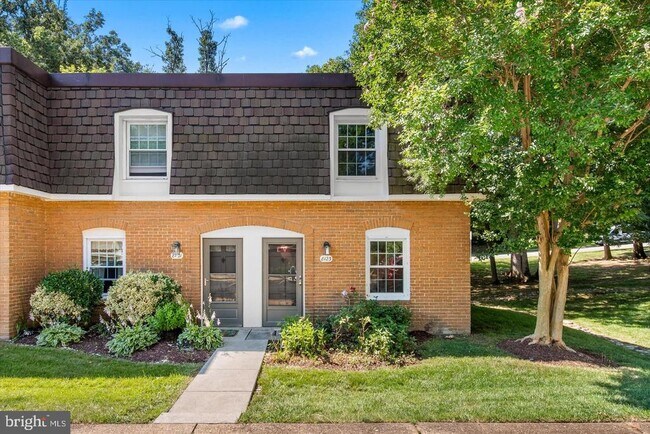 Foto del edificio - 8123 Kingsway Ct