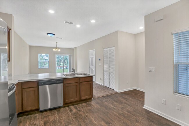 Foto del edificio - Beautiful 2 bedroom/ 2.5 bathroom townhome...
