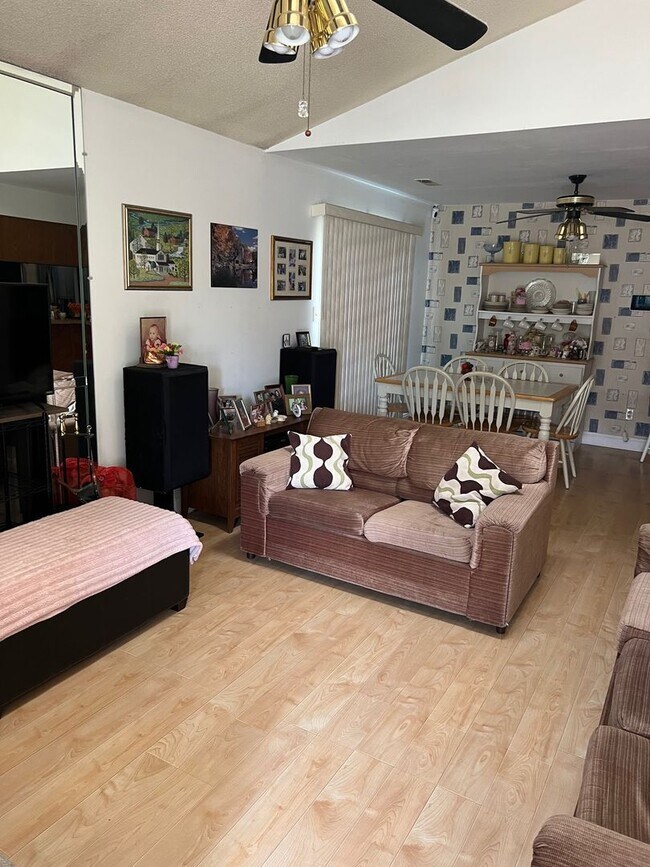 Building Photo - BEAUTIFUL HOME WITH GARAGE AND WOOD BURNING FIREPLACE