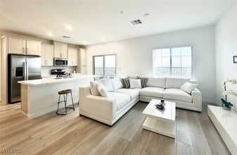Building Photo - 600 Carriage Hill Dr