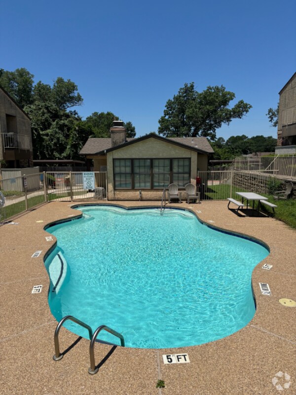 Building Photo - 1730 Crestpoint Dr