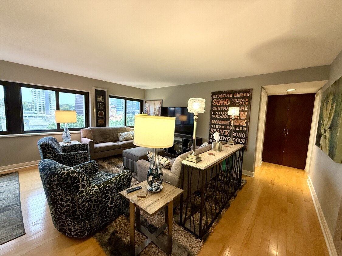 Foto principal - 803 W 48th St