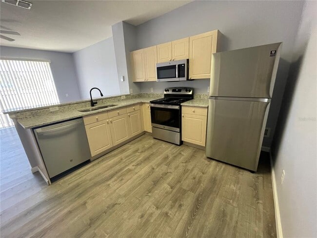 Building Photo - 2336 Silver Palm Dr