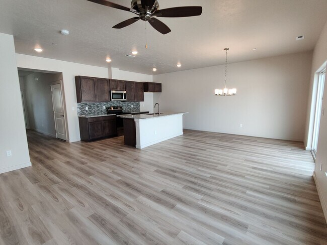 Building Photo - Newer Townhouse in Kennewick for Rent