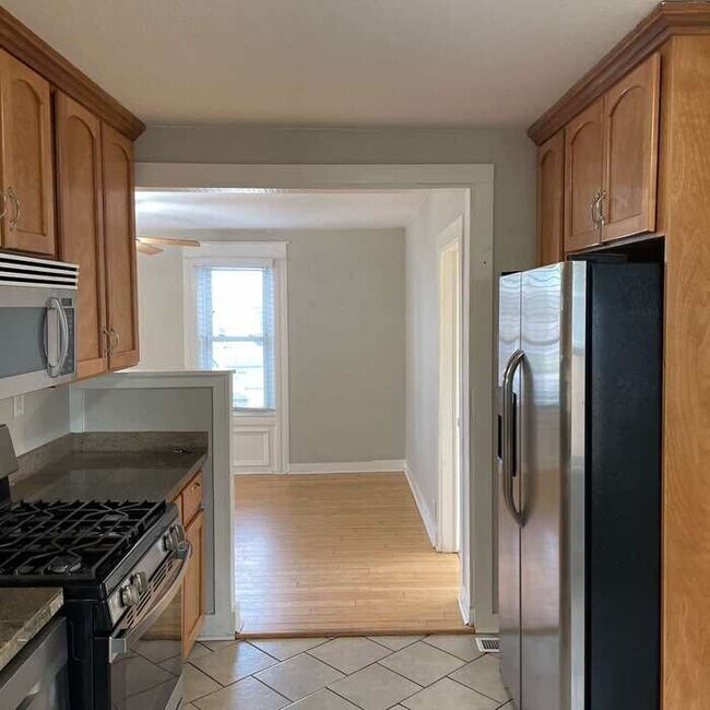 Building Photo - 3 Bed & 1 Bath House in Englewood / Available soon!