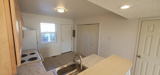 Kitchen - 2454 Allegheny Dr