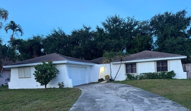 Building Photo - 844 Ryanwood Dr