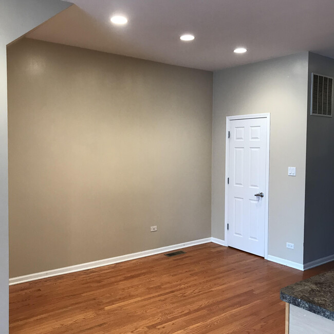 Dining area adjacent to kitchen - 5028 W Lawrence Ave