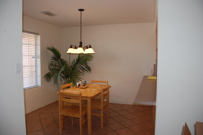 Foto del edificio - 584 Carmel Rd