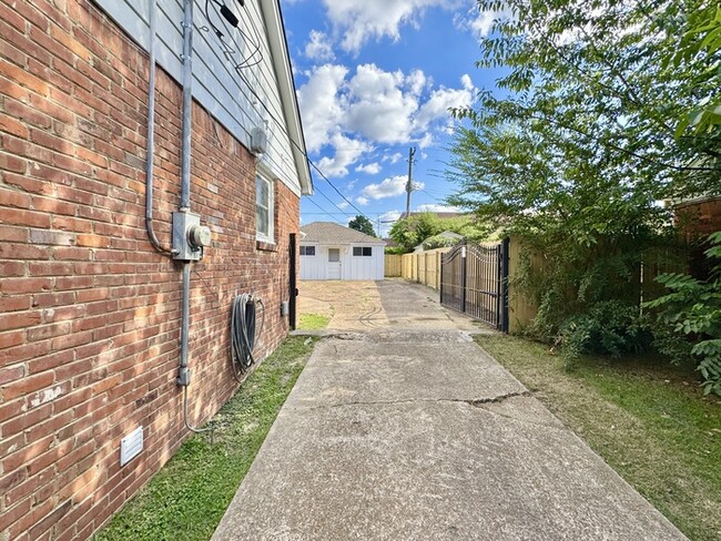 Building Photo - 4799 Welchshire Ave