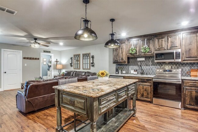 Foto del edificio - 3 Bed 3 Bath on 5 Acres in Pilot Point