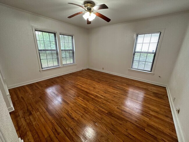 Building Photo - Remodeled 2 Bedroom House